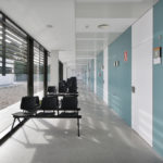 Sala d’espera amb vistes al pati