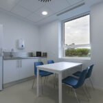 Sala de descanso con luz natural y vistas al parque