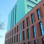 Façana lateral, vistes cap al parc Pushkin