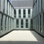 Patio central del Área de Consultas Externas (Plantas 3 y 4)