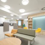 Sel004_Clinic_Vac. Sala d'espera amb màxima polivalència en el mobiliari.