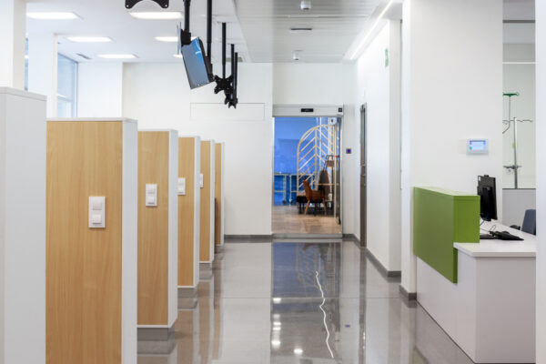 La disposició dels mobles separadors dota l'Hospital de Dia de privacitat visual